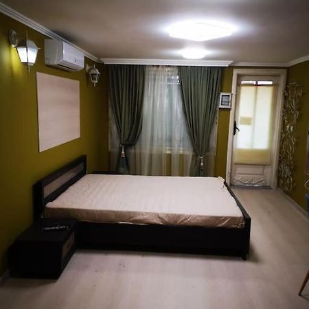 Студиото Е Партер От Жилищна Сграда. Топ Център. Appartement Varna Buitenkant foto