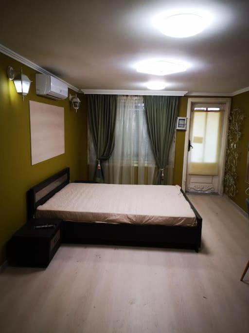 Студиото Е Партер От Жилищна Сграда. Топ Център. Appartement Varna Buitenkant foto