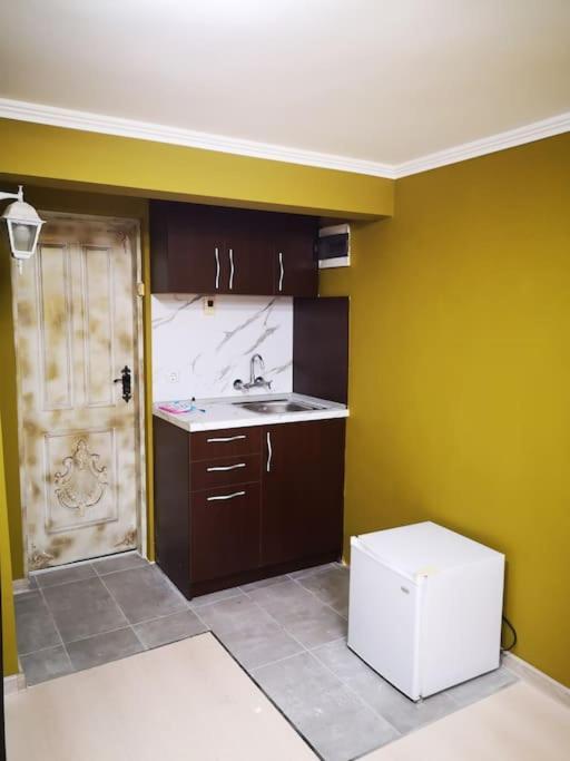Студиото Е Партер От Жилищна Сграда. Топ Център. Appartement Varna Buitenkant foto